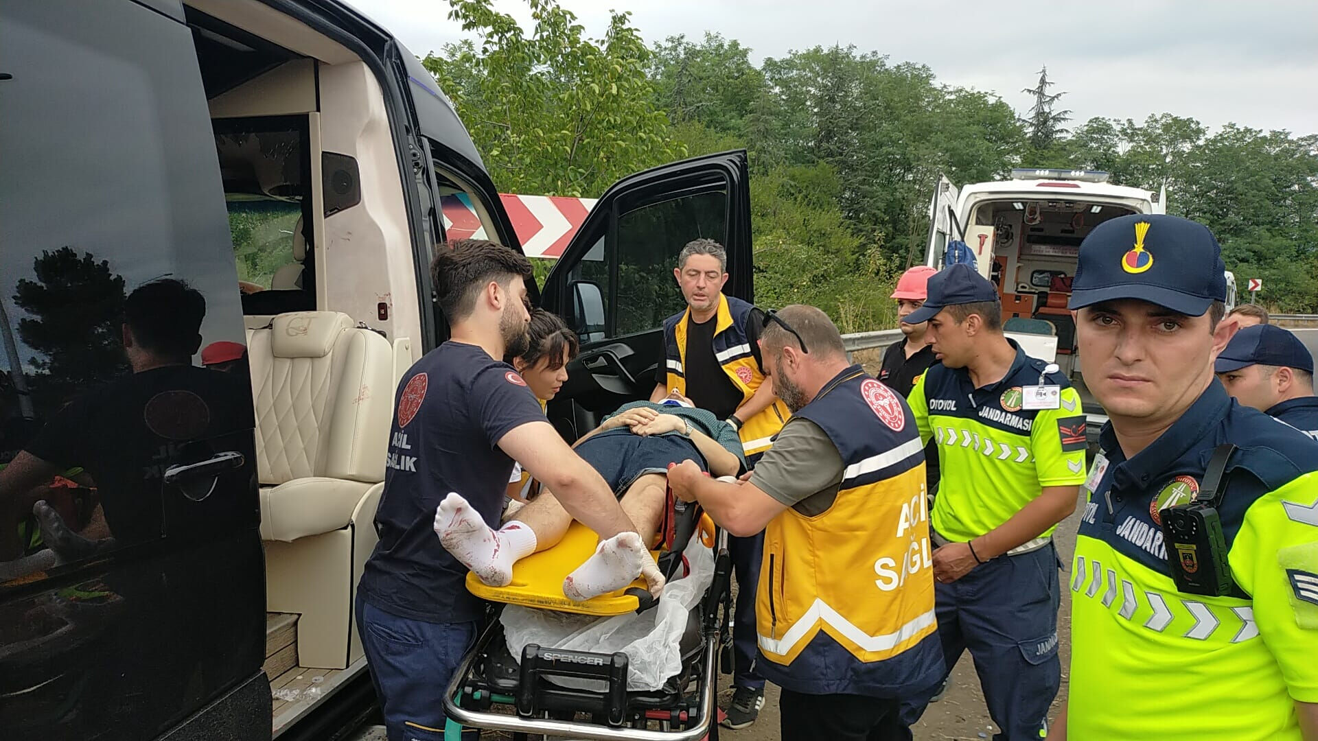 Ünlü müzisyeni taşıyan araç bariyerlere ok gibi saplandı! Çağan Şengül dahil 7 kişi yaralandı Ünlü müzisyeni taşıyan araç bariyerlere ok gibi saplandı! Çağan Şengül dahil 7 kişi yaralandı - 3. Resim