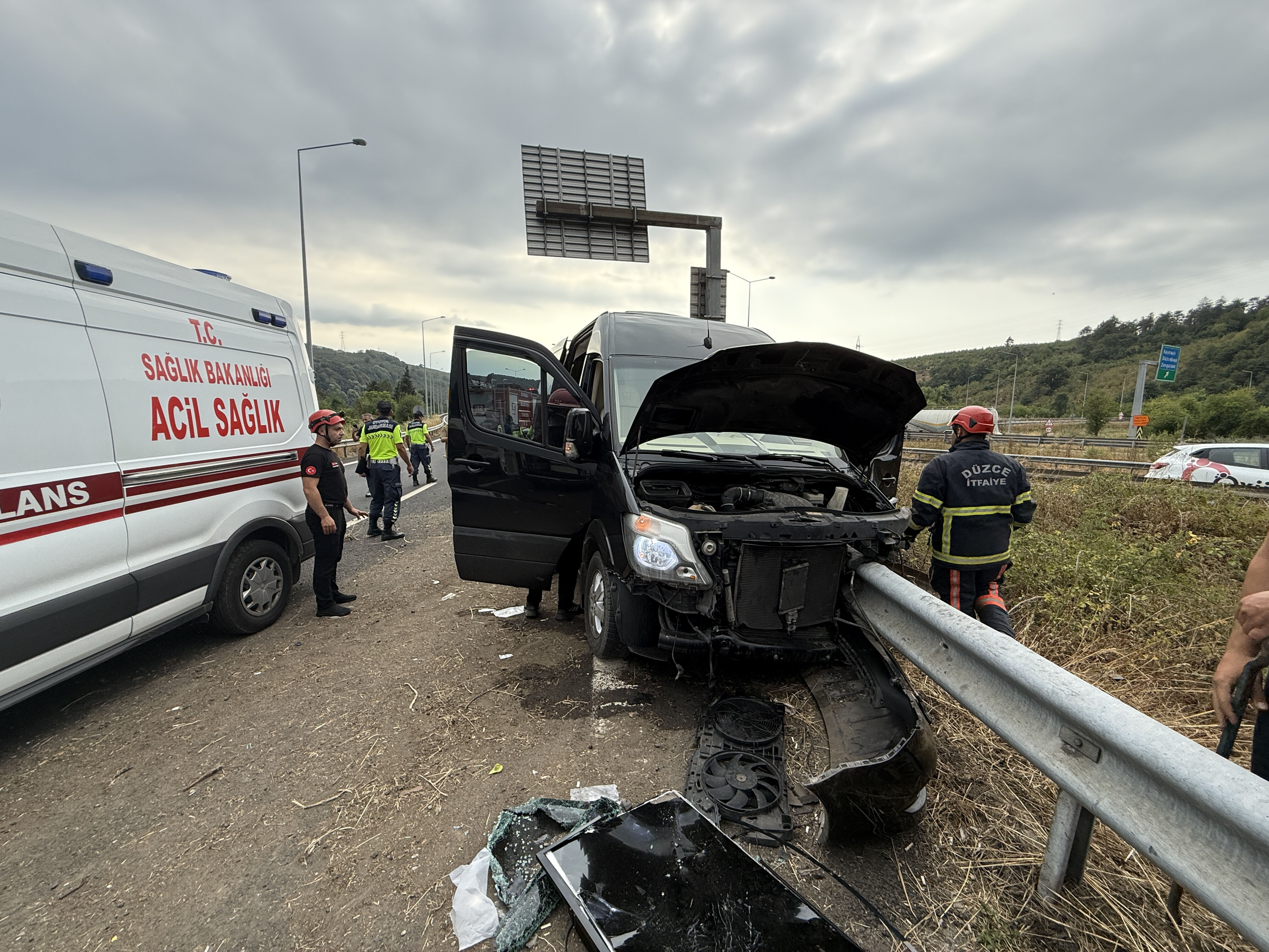 Ünlü müzisyeni taşıyan araç bariyerlere ok gibi saplandı! Çağan Şengül dahil 7 kişi yaralandı Ünlü müzisyeni taşıyan araç bariyerlere ok gibi saplandı! Çağan Şengül dahil 7 kişi yaralandı - 1. Resim