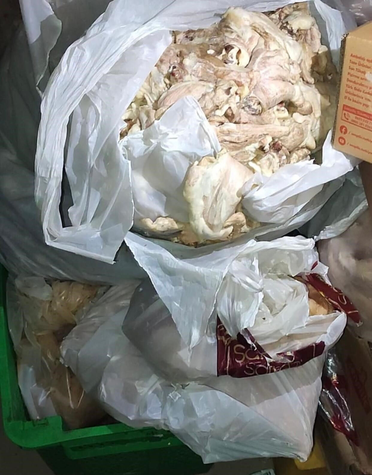 Yemek şirketinde mide bulandıran skandal! Hepsini vatandaşa yedireceklerdi Yemek şirketinde mide bulandıran skandal! Hepsini vatandaşa yedireceklerdi - 2. Resim