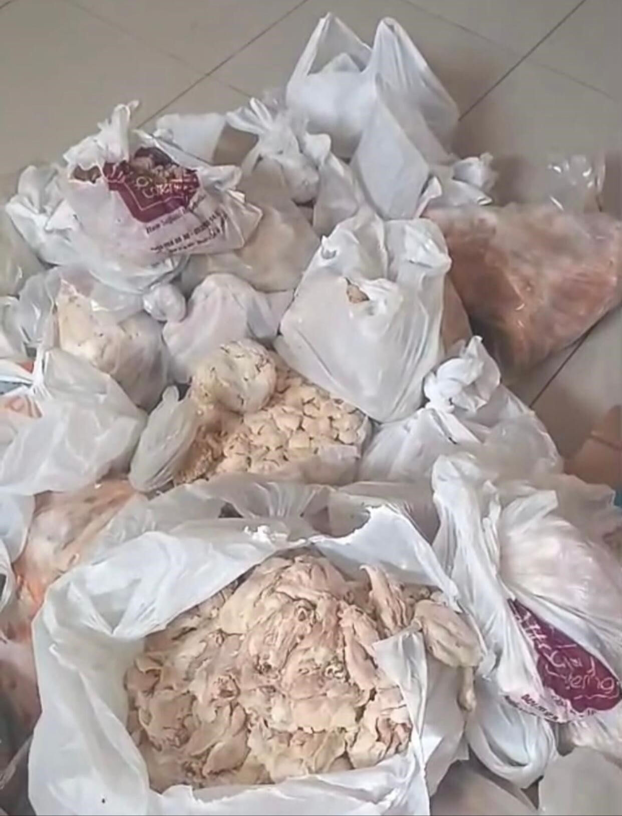 Yemek şirketinde mide bulandıran skandal! Hepsini vatandaşa yedireceklerdi Yemek şirketinde mide bulandıran skandal! Hepsini vatandaşa yedireceklerdi - 1. Resim