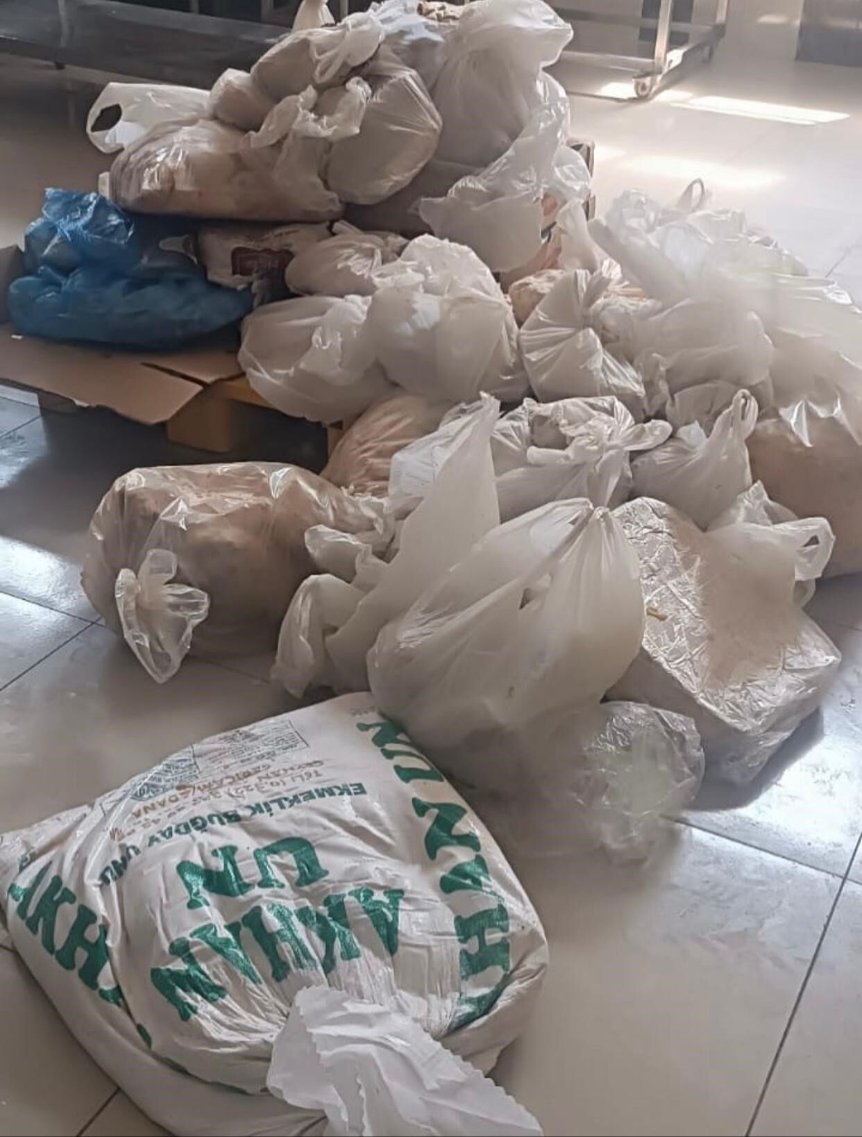 Yemek şirketinde mide bulandıran skandal! Hepsini vatandaşa yedireceklerdi Yemek şirketinde mide bulandıran skandal! Hepsini vatandaşa yedireceklerdi - 3. Resim