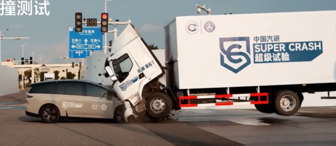 "Yok artık" dedirten görüntüler! Çinli elektrikli SUV ile 8 tonluk kamyon çarpıştı, sonuç ezber bozdu - 2. Resim