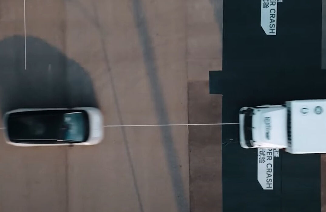 "Yok artık" dedirten görüntüler! Çinli elektrikli SUV ile 8 tonluk kamyon çarpıştı, sonuç ezber bozdu - 1. Resim