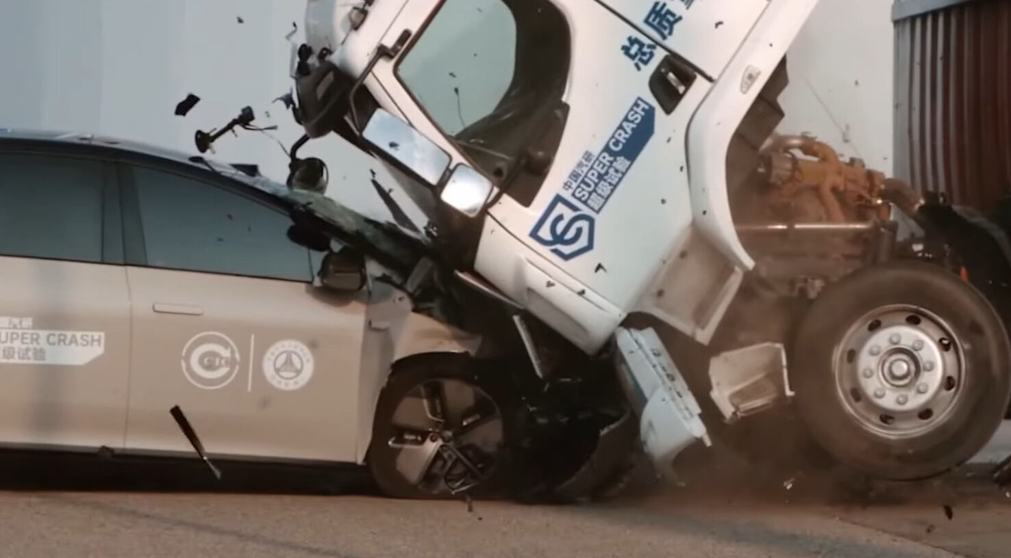 "Yok artık" dedirten görüntüler! Çinli elektrikli SUV ile 8 tonluk kamyon çarpıştı, sonuç ezber bozdu - 3. Resim