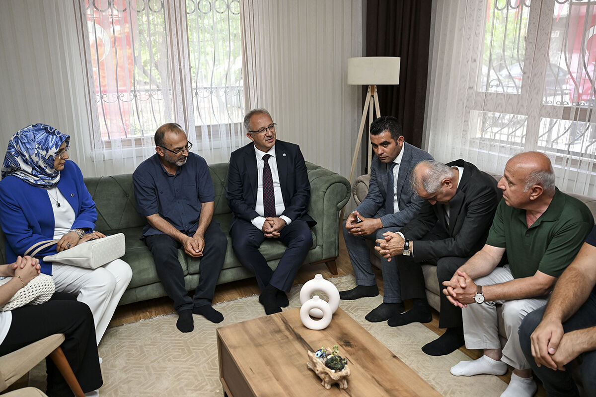 Yürek sızlatan diploma! Rektör Ünal Kuran-ı kerim okudu, Enes'in annesine teslim etti - 2. Resim