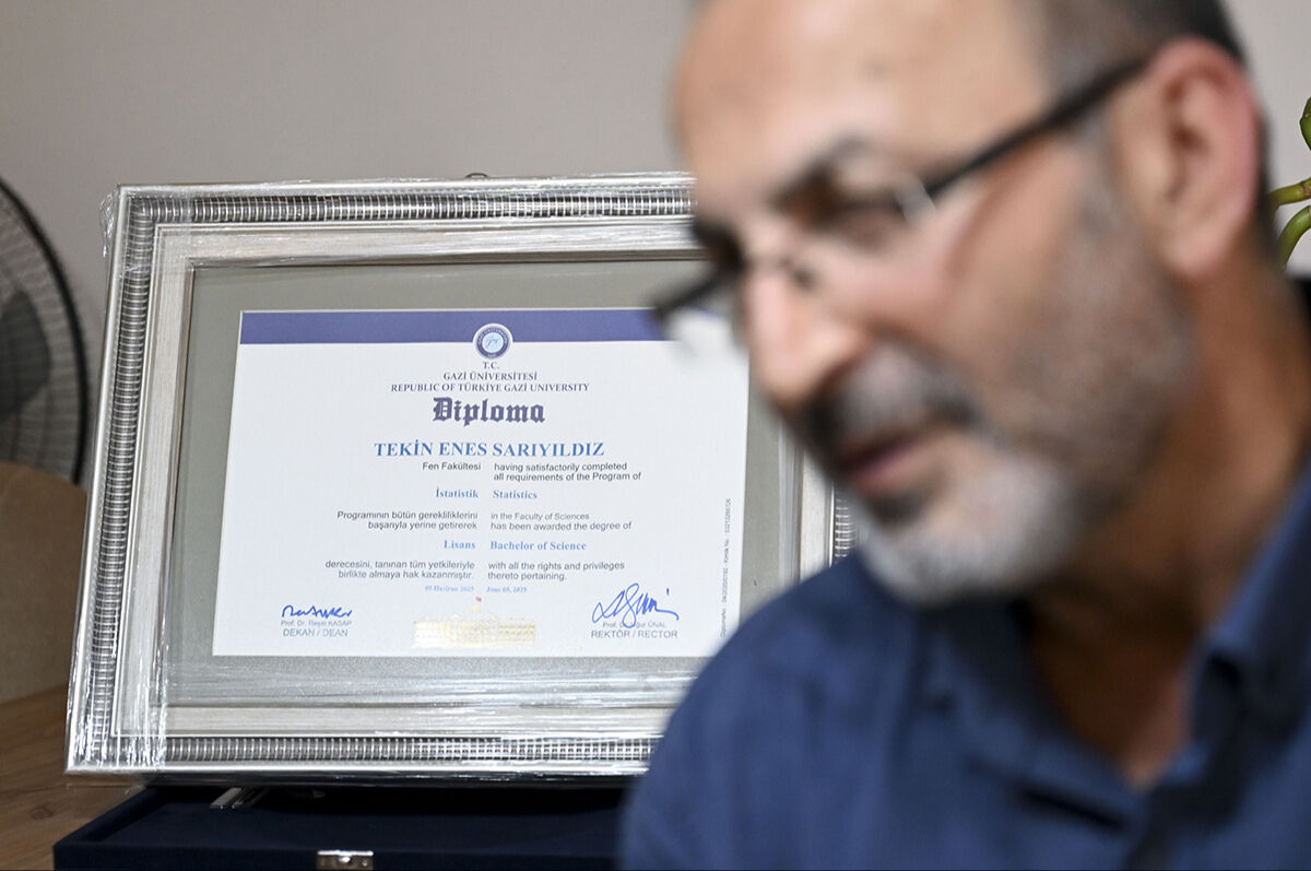 Yürek sızlatan diploma! Rektör Ünal Kuran-ı kerim okudu, Enes'in annesine teslim etti - 3. Resim