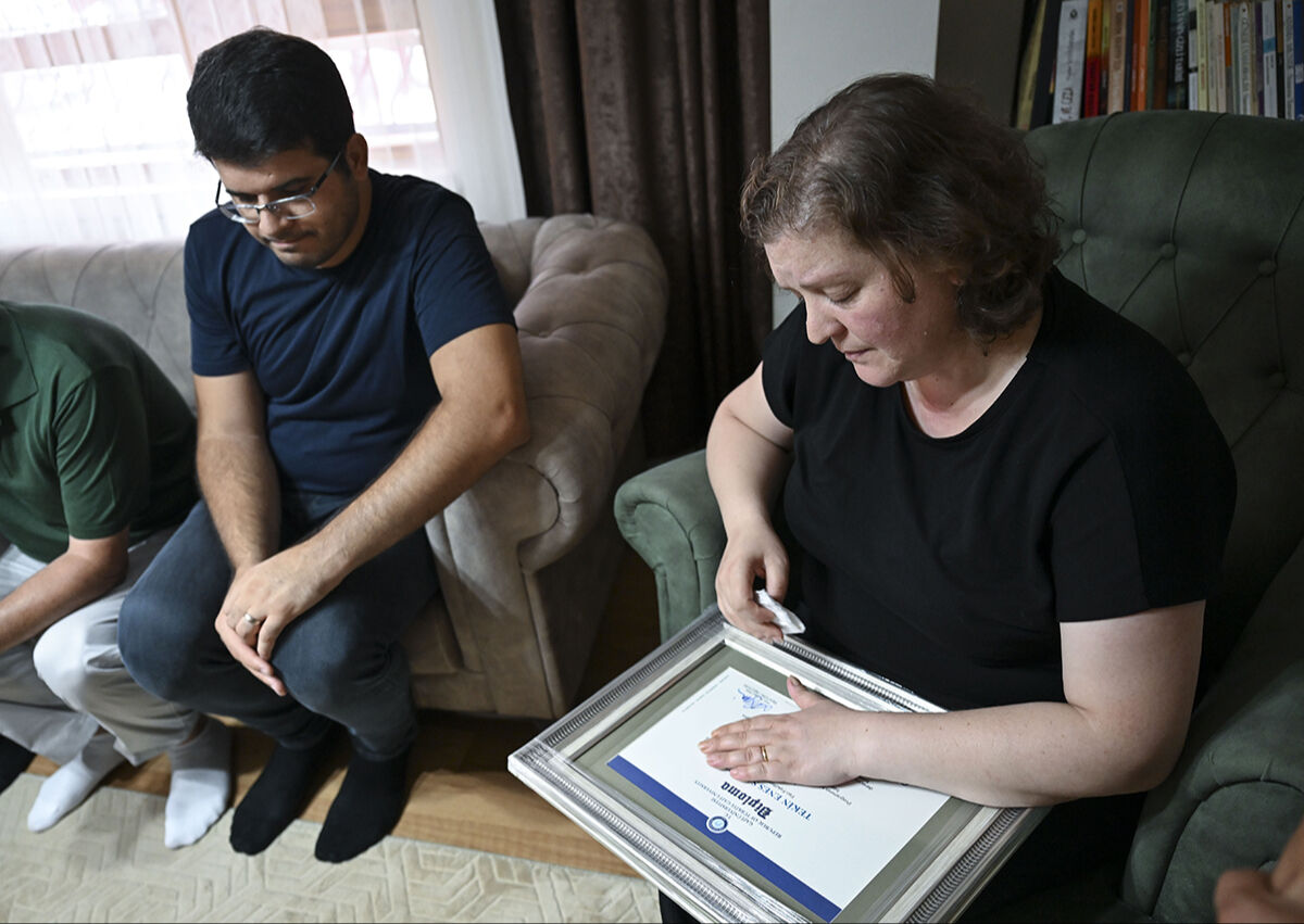 Yürek sızlatan diploma! Rektör Ünal Kuran-ı kerim okudu, Enes'in annesine teslim etti - 4. Resim