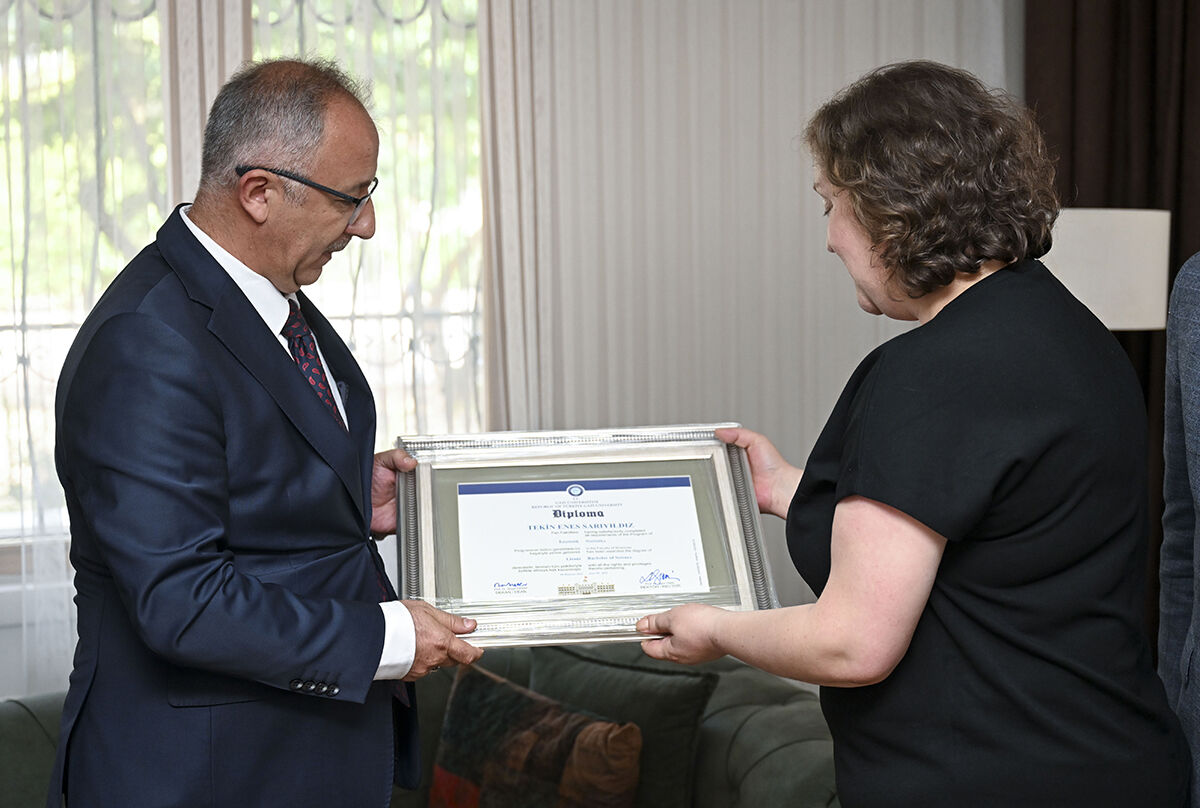 Yürek sızlatan diploma! Rektör Ünal Kuran-ı kerim okudu, Enes'in annesine teslim etti - 1. Resim