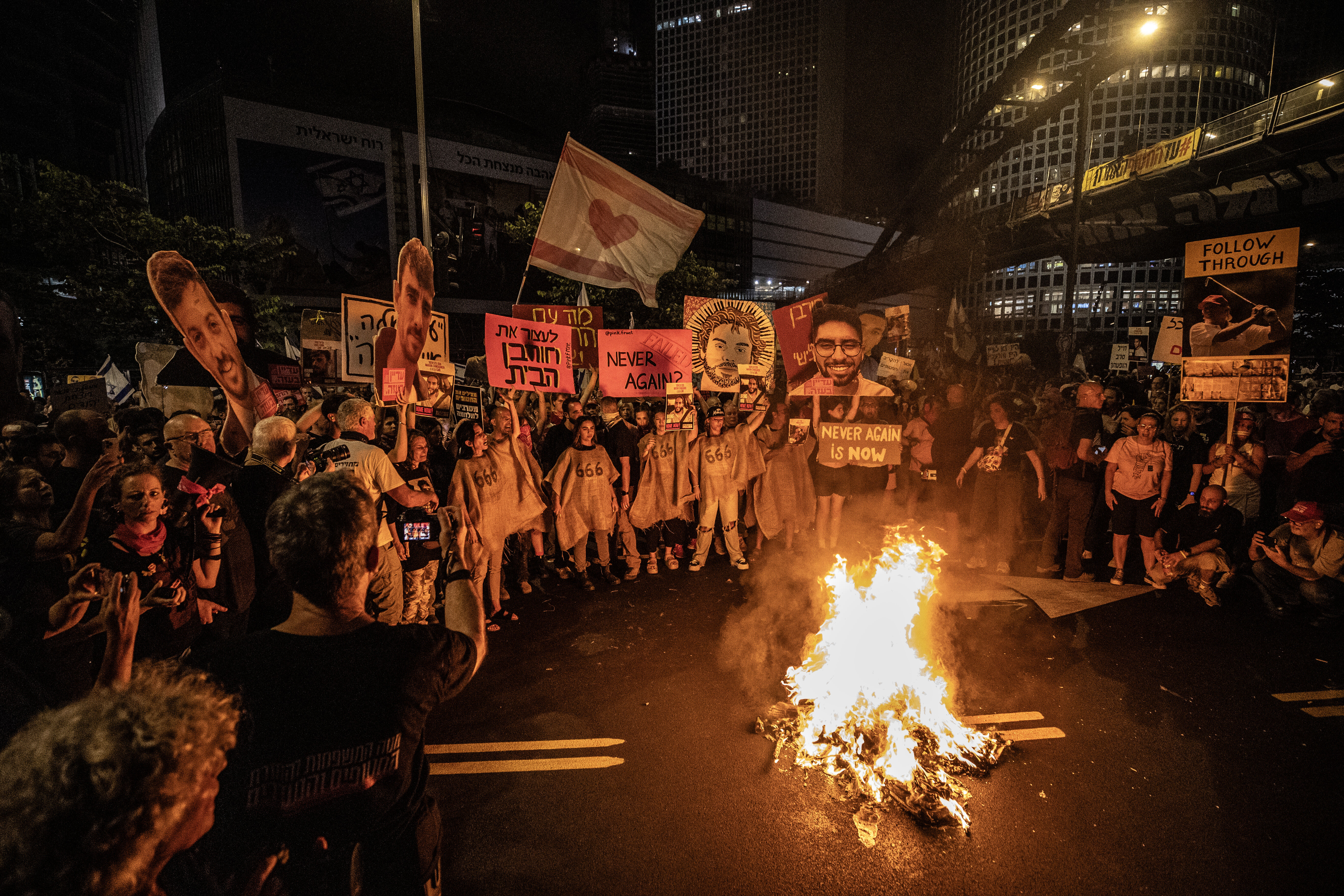 Açlıktan iskelete döndü, mezarını kazmaya başladı! Video sonrası binlerce kişi sokaklara döküldü - 4. Resim
