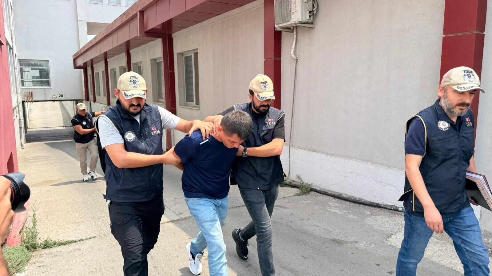 Adana'da FETÖ'ye darbe! 13'er yıl cezası olan 2 kişi tutuklandı - 1. Resim