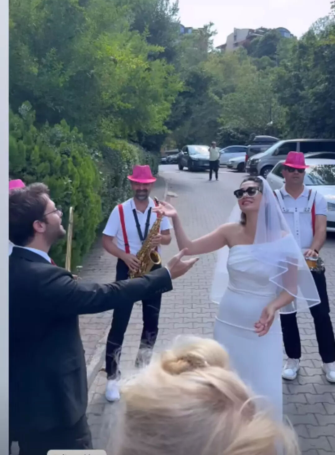 Akasya Durağı’nın Zeyno’su Sitare Akbaş gelin oldu! Düğünden ilk kareler paylaşıldı Akasya Durağı’nın Zeyno’su Sitare Akbaş gelin oldu! Düğünden ilk kareler paylaşıldı - 1. Resim