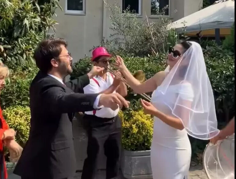 Akasya Durağı’nın Zeyno’su Sitare Akbaş gelin oldu! Düğünden ilk kareler paylaşıldı Akasya Durağı’nın Zeyno’su Sitare Akbaş gelin oldu! Düğünden ilk kareler paylaşıldı - 2. Resim