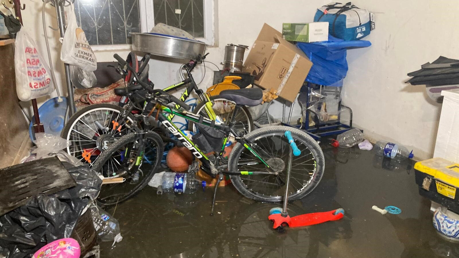 Ankara'da kuvvetli sağanak! Yollar göle döndü, evleri su bastı - 1. Resim