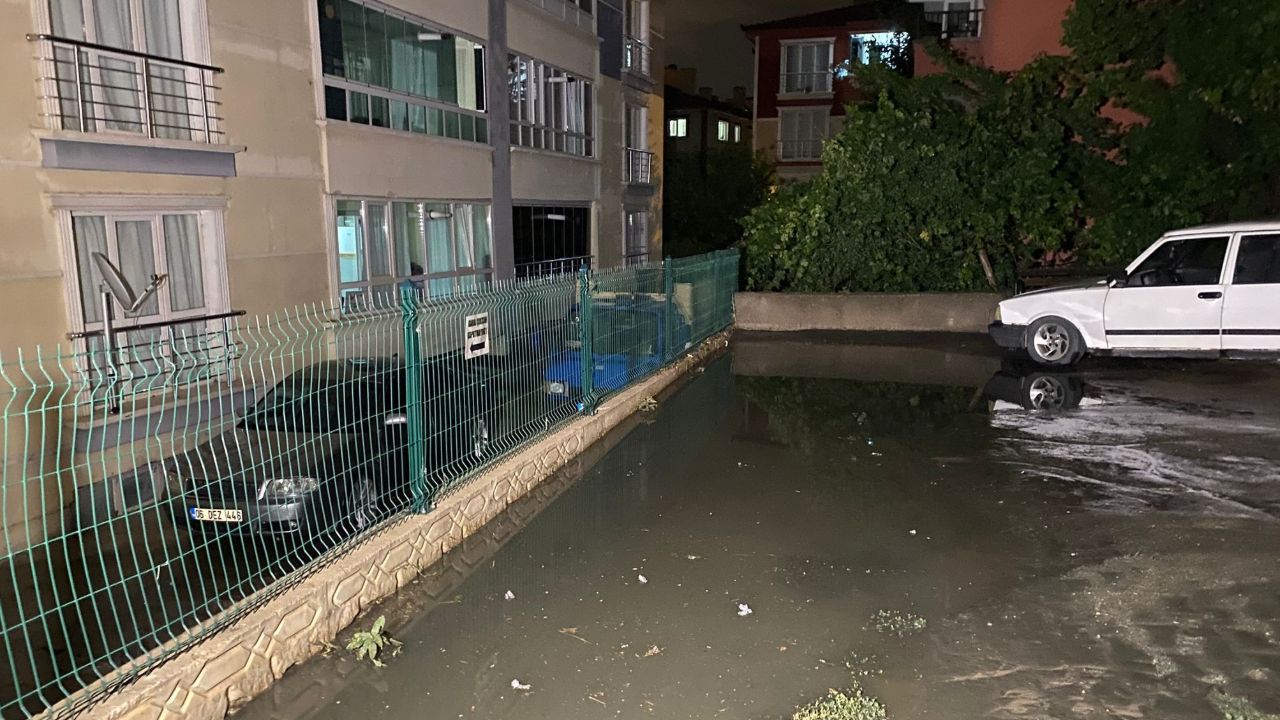 Ankara'da kuvvetli sağanak! Yollar göle döndü, evleri su bastı Ankara'da kuvvetli sağanak! Yollar göle döndü, evleri su bastı