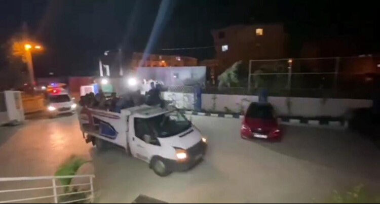 Banker Bilo filmini hatırlattı! 42 göçmen kamyonet kasasında yakalandı Banker Bilo filmini hatırlattı! 42 göçmen kamyonet kasasında yakalandı - 1. Resim