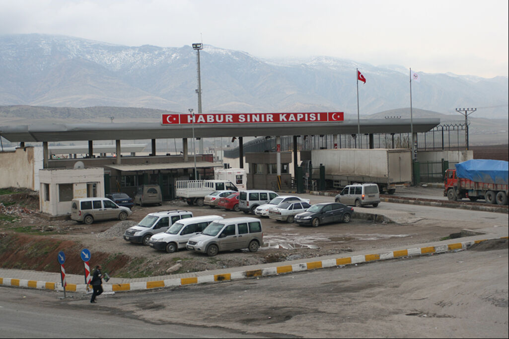 Habur Sınır Kapısı'nda izinsiz giriş gerginliği! Ortalık bir anda karıştı Habur Sınır Kapısı'nda izinsiz giriş gerginliği! Ortalık bir anda karıştı - 2. Resim