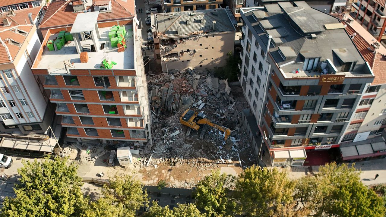 İstanbul'un göbeğinde faciaya ramak kala: Gece sesler geldi, sabah bina çöktü! İstanbul'un göbeğinde faciaya ramak kala: Gece sesler geldi, sabah bina çöktü!