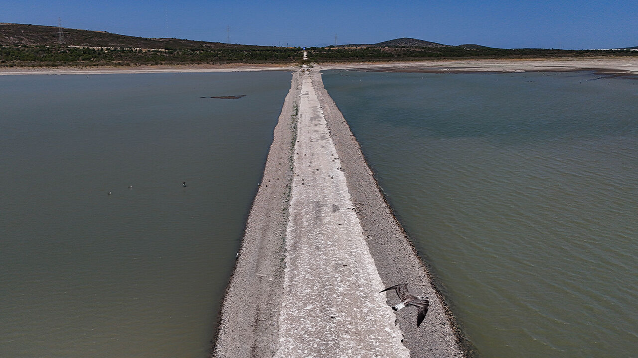 İzmir'de kuraklığın etkisi giderek artıyor! Eski İzmir-Çeşme kara yolu ortaya çıktı İzmir'de kuraklığın etkisi giderek artıyor! Eski İzmir-Çeşme kara yolu ortaya çıktı - 2. Resim