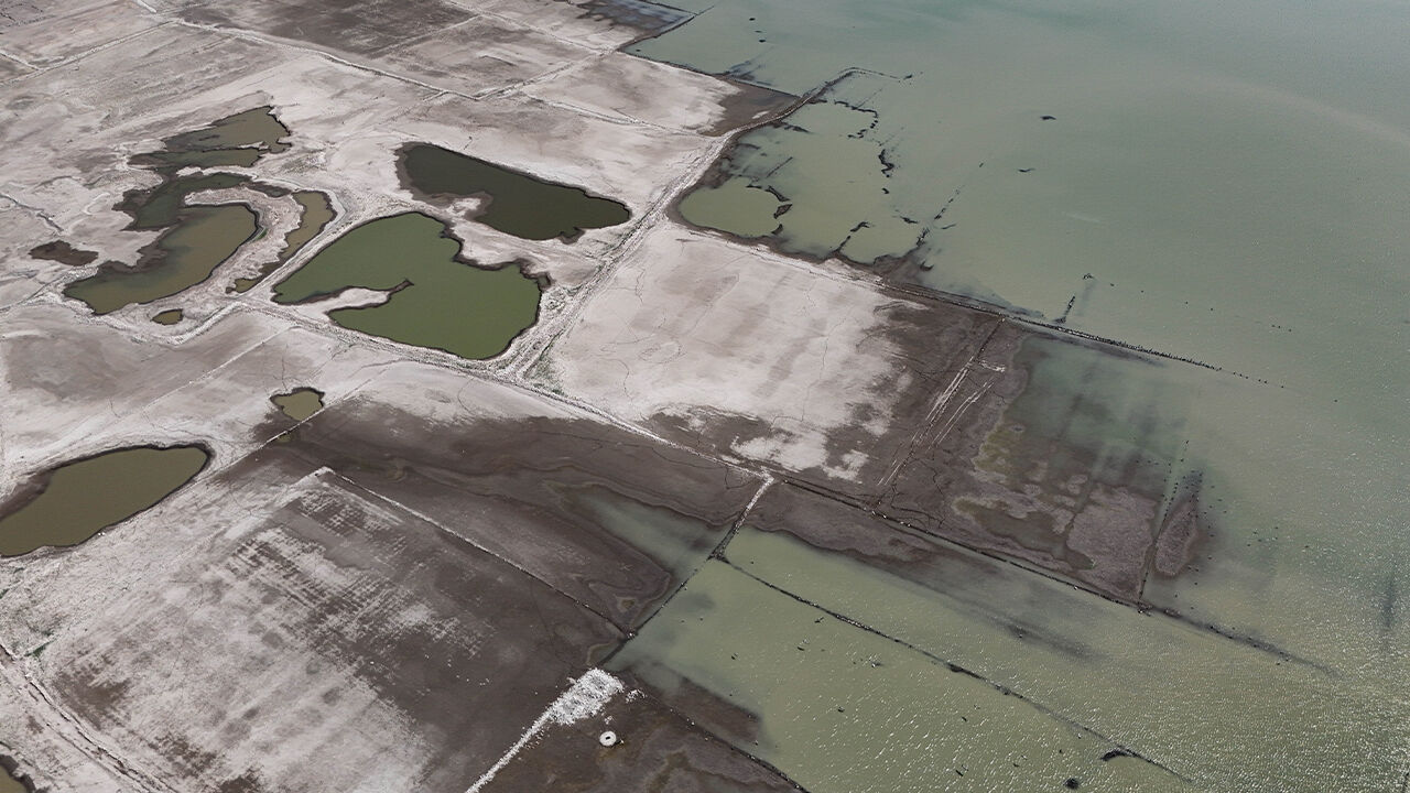 İzmir'de kuraklığın etkisi giderek artıyor! Eski İzmir-Çeşme kara yolu ortaya çıktı İzmir'de kuraklığın etkisi giderek artıyor! Eski İzmir-Çeşme kara yolu ortaya çıktı - 1. Resim
