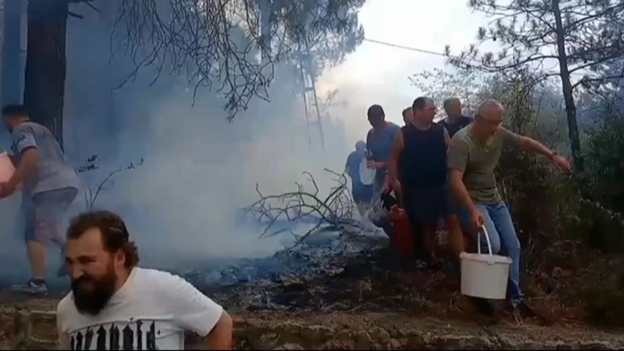 Mahalleli canla başla yangına koştu! Kovalarla müdahale ettiler Mahalleli canla başla yangına koştu! Kovalarla müdahale ettiler