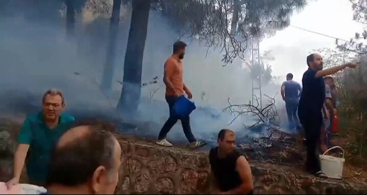 Mahalleli canla başla yangına koştu! Kovalarla müdahale ettiler Mahalleli canla başla yangına koştu! Kovalarla müdahale ettiler - 1. Resim