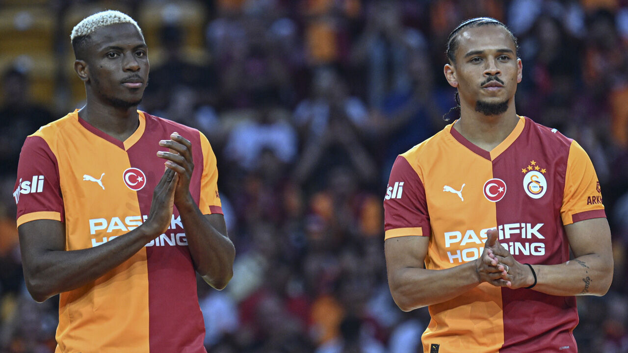 Osimhen-Sane taraftar önünde imza attı! Osimhen-Sane taraftar önünde imza attı!