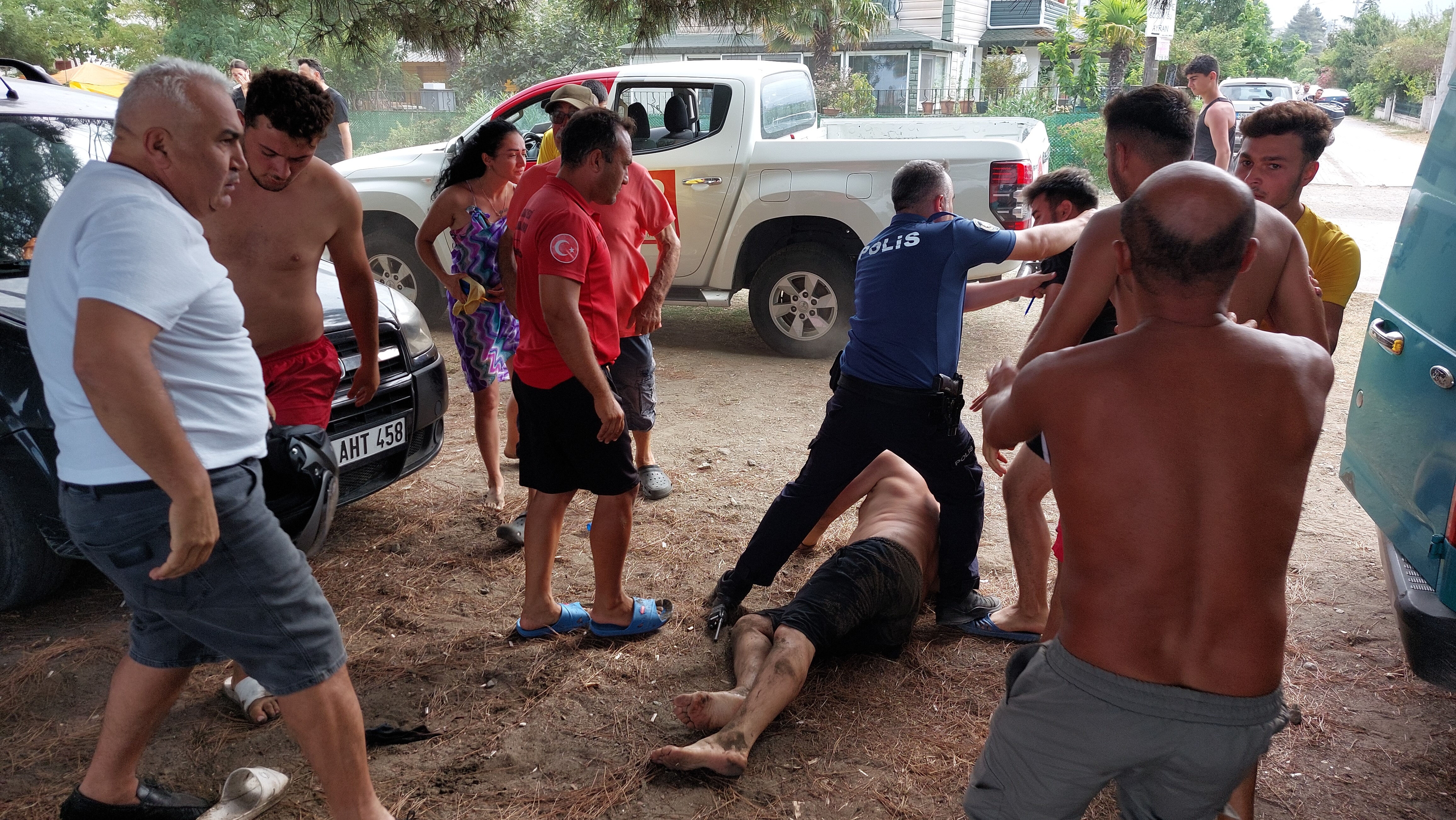 Samsun'da çıkan olaylar şaşırttı! Denizde boğulma tehlikesi, sahilde yumruk kavgası - 2. Resim