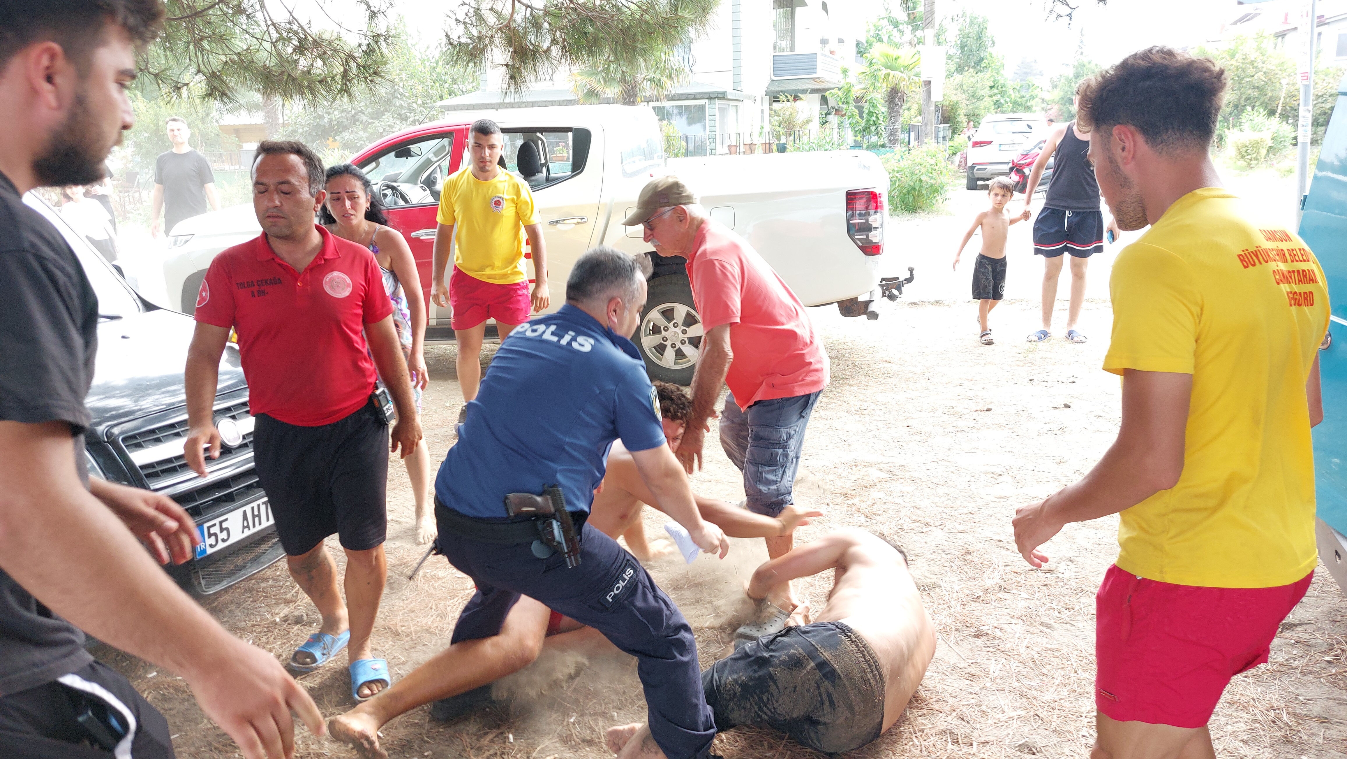 Samsun'da çıkan olaylar şaşırttı! Denizde boğulma tehlikesi, sahilde yumruk kavgası - 1. Resim