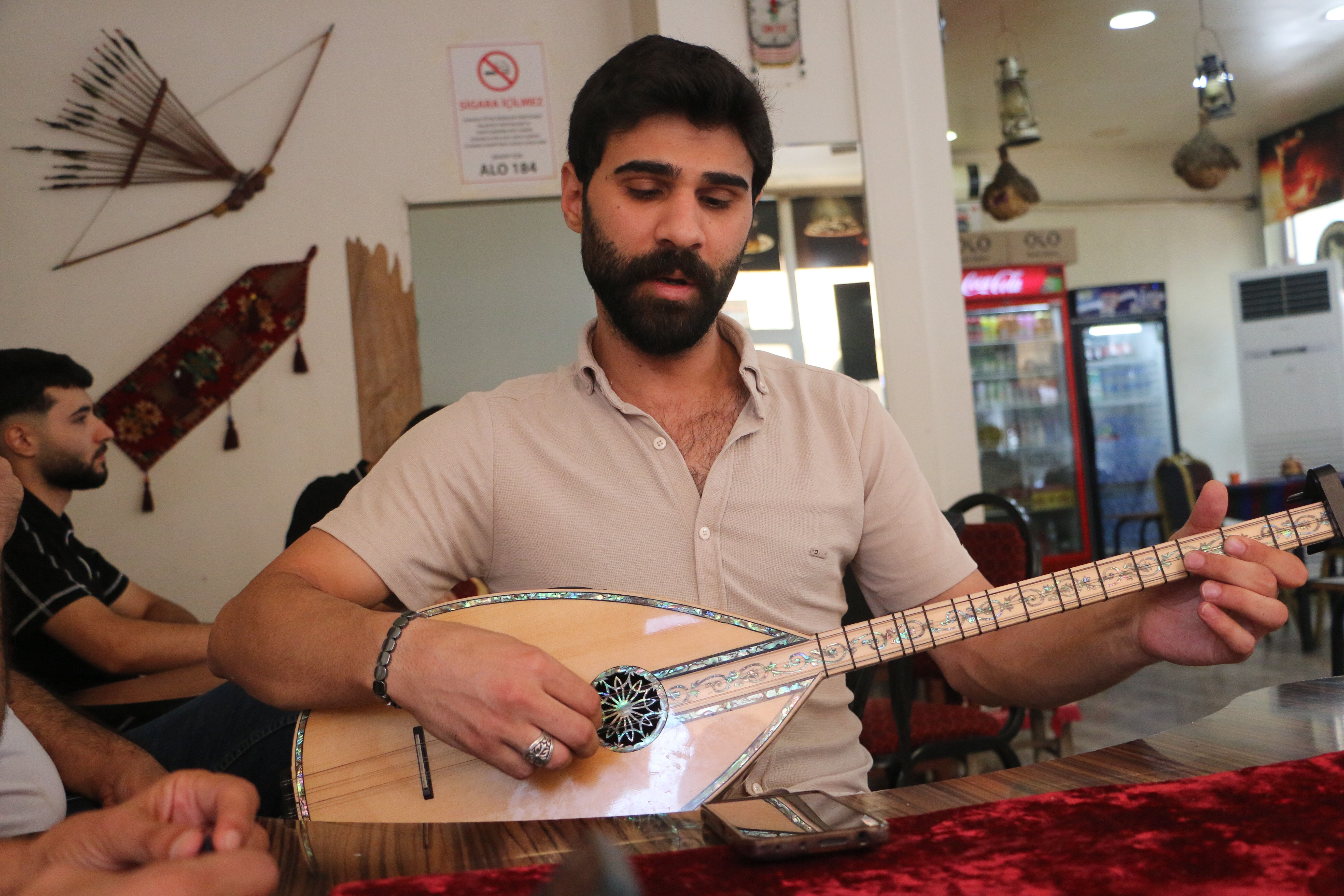Sıcaklarla baş etmenin yeni yolu! Diyarbakır’daki o kıraathaneye gidenler şaşırıyor: İçerisinde yok yok… - 1. Resim