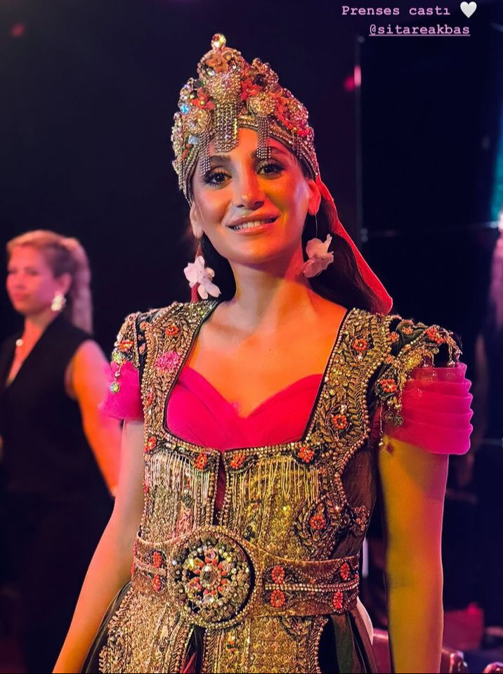 Sitare Akbaş evleniyor! Kına gecesiyle olay oldu: Bakın müstakbel eşi kim çıktı Sitare Akbaş evleniyor! Kına gecesiyle olay oldu: Bakın müstakbel eşi kim çıktı - 1. Resim