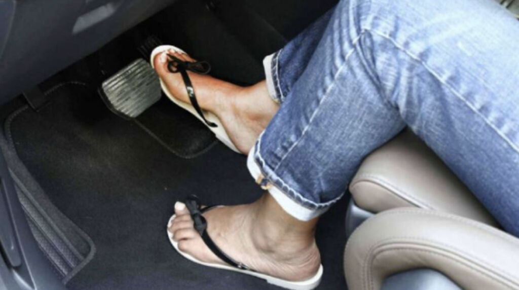 Terlikle araba kullanmak yasak mı, suç mu, cezası nedir? Araba kullanırken bunlara dikkat! Terlikle araba kullanmak yasak mı, suç mu, cezası nedir? Araba kullanırken bunlara dikkat! - 3. Resim