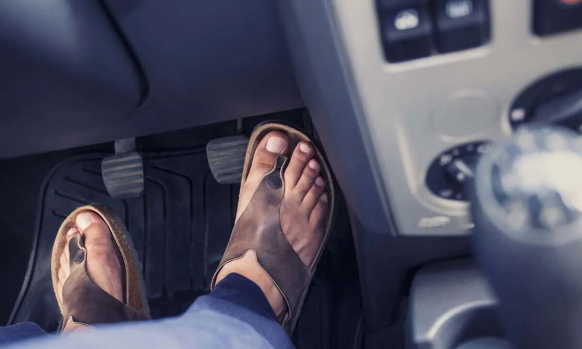 Terlikle araba kullanmak yasak mı, suç mu, cezası nedir? Araba kullanırken bunlara dikkat! Terlikle araba kullanmak yasak mı, suç mu, cezası nedir? Araba kullanırken bunlara dikkat! - 2. Resim