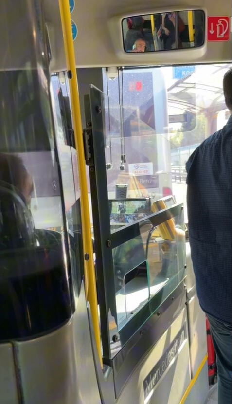 Ya klima çalışmıyor ya da kaza yapıyor! İstanbul'da metrobüs yine arıza verdi, yolcular isyan etti Ya klima çalışmıyor ya da kaza yapıyor! İstanbul'da metrobüs yine arıza verdi, yolcular isyan etti - 1. Resim