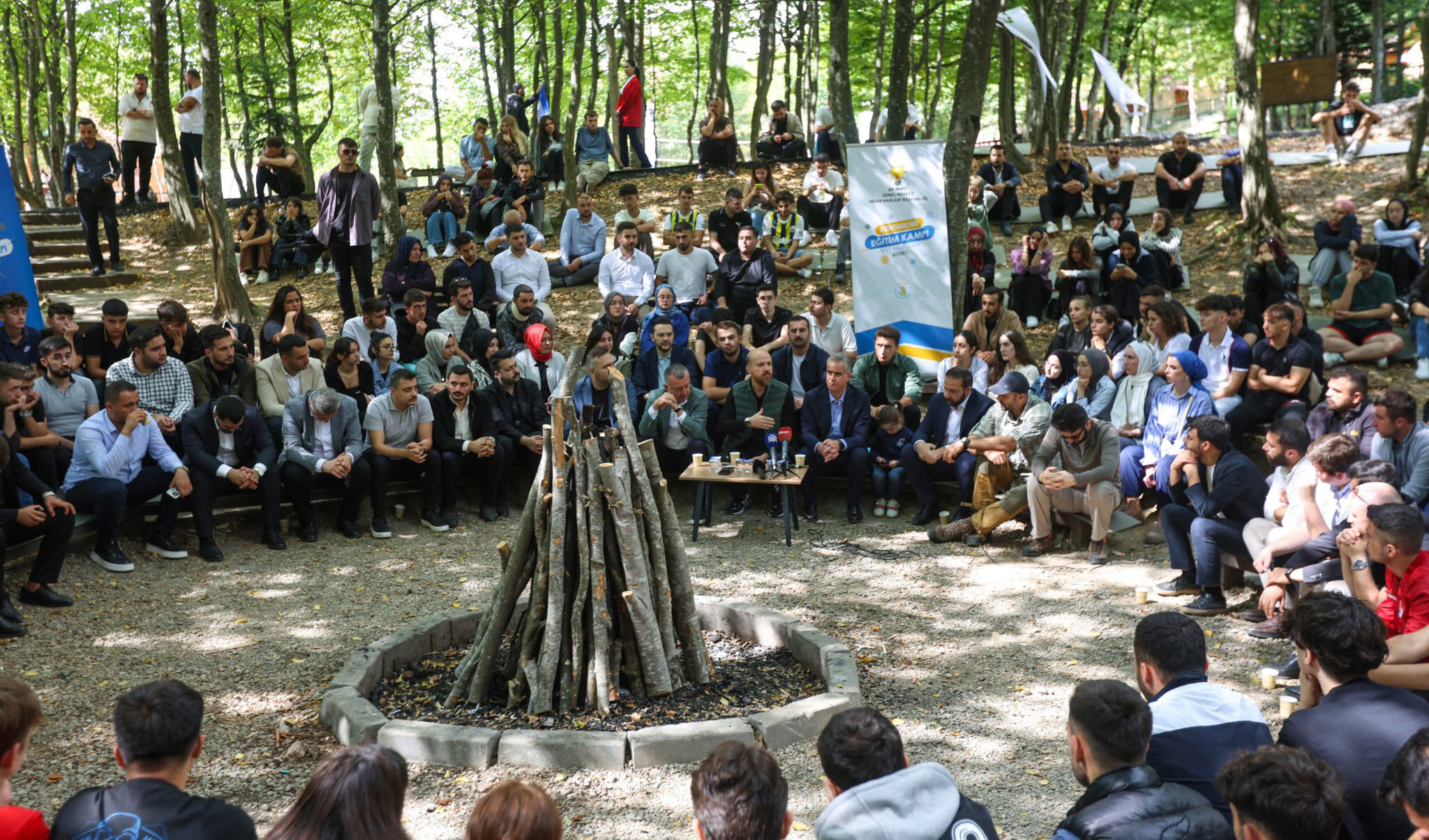 AK Parti'den gençlere İnsan Hakları Eğitim Kampı: Küresel ve bölgesel meseleler masaya yatırılacak - 1. Resim