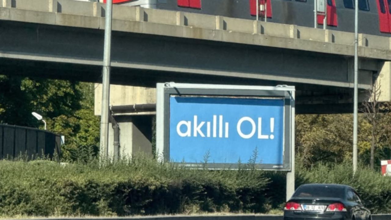 ‘’Akıllı Ol’’ afişinin gizemi çözüldü! Akıllı Ol afişi nedir, anlamı ne, neyin reklamı?