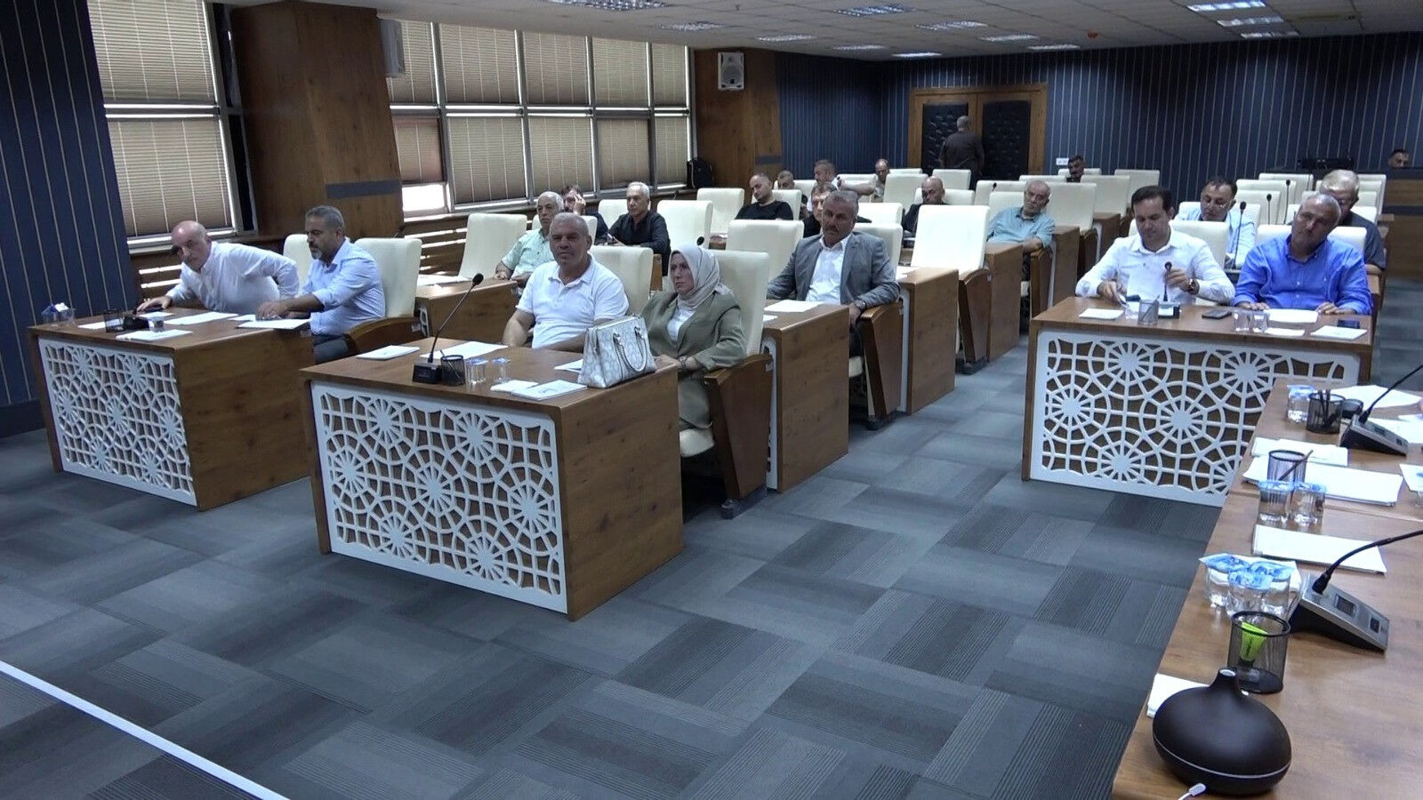 Belediye binasında İHA muhabirine yumruklu saldırı! Cep telefonunu alıp 'şifreli kapı' görüntülerini silmeye çalıştılar Belediye binasında İHA muhabirine yumruklu saldırı! Cep telefonunu alıp 'şifreli kapı' görüntülerini silmeye çalıştılar - 1. Resim