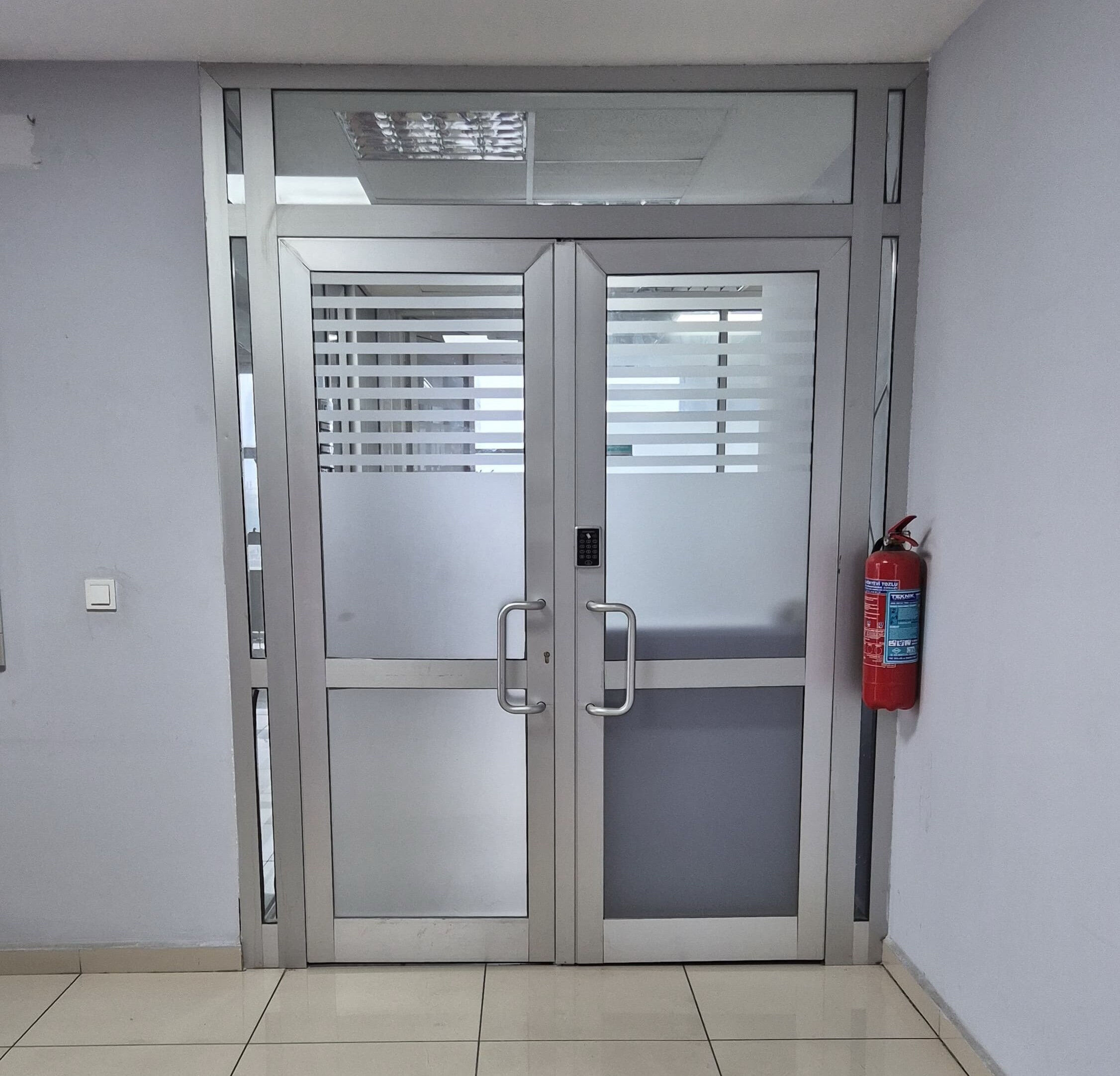 Belediye binasında İHA muhabirine yumruklu saldırı! Cep telefonunu alıp 'şifreli kapı' görüntülerini silmeye çalıştılar Belediye binasında İHA muhabirine yumruklu saldırı! Cep telefonunu alıp 'şifreli kapı' görüntülerini silmeye çalıştılar - 3. Resim