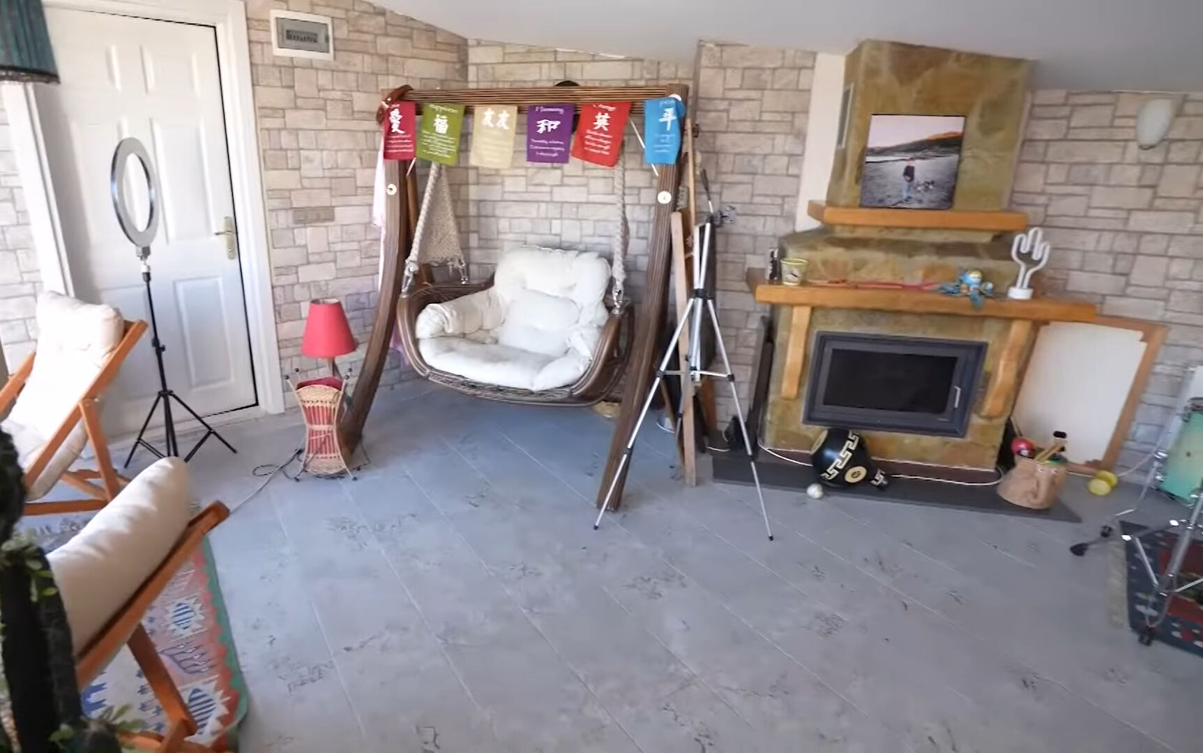 Deniz manzaralı, şömineli ve salıncaklı... Şarkıcı Gökçe’nin masal gibi evi gündem oldu - 8. Resim