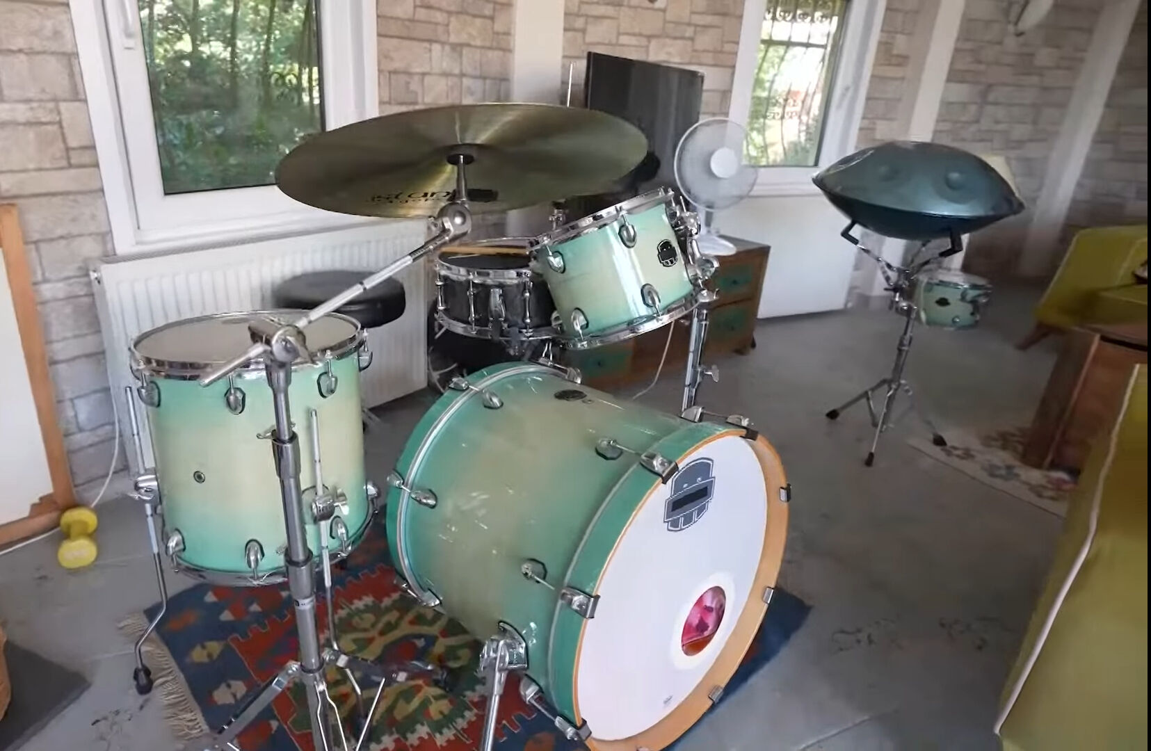 Deniz manzaralı, şömineli ve salıncaklı... Şarkıcı Gökçe’nin masal gibi evi gündem oldu - 9. Resim