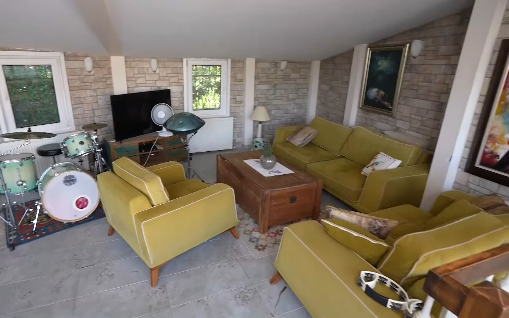 Deniz manzaralı, şömineli ve salıncaklı... Şarkıcı Gökçe’nin masal gibi evi gündem oldu - 7. Resim