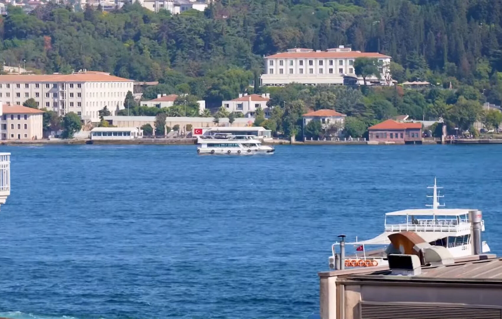 Deniz manzaralı, şömineli ve salıncaklı... Şarkıcı Gökçe’nin masal gibi evi gündem oldu - 2. Resim