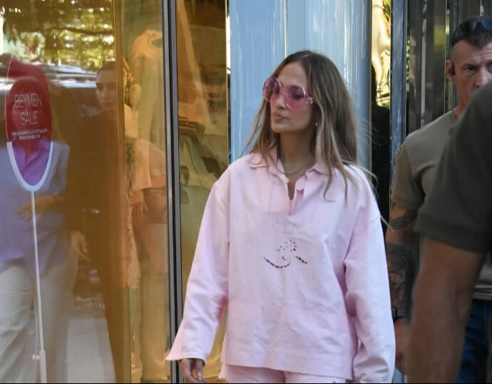 Jennifer Lopez'den İstinye Park'ta alışveriş turu! Tanımadılar, mağazaya almadılar Jennifer Lopez'den İstinye Park'ta alışveriş turu! Tanımadılar, mağazaya almadılar - 2. Resim