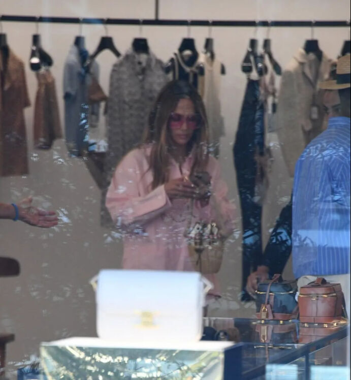 Jennifer Lopez'den İstinye Park'ta alışveriş turu! Tanımadılar, mağazaya almadılar Jennifer Lopez'den İstinye Park'ta alışveriş turu! Tanımadılar, mağazaya almadılar - 3. Resim