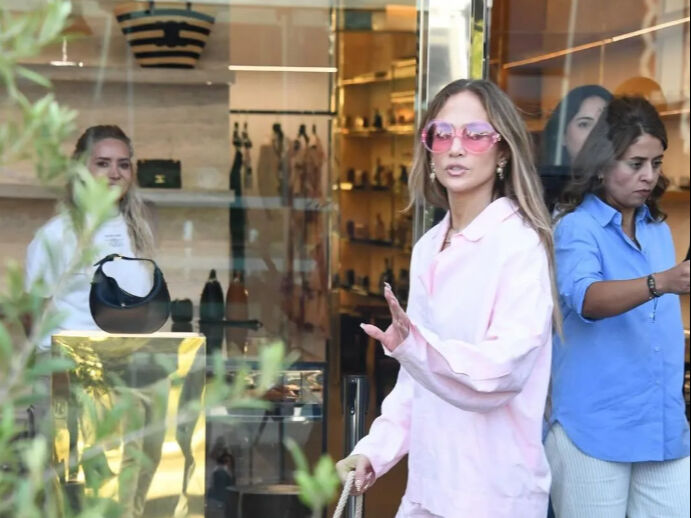 Jennifer Lopez'den İstinye Park'ta alışveriş turu! Tanımadılar, mağazaya almadılar Jennifer Lopez'den İstinye Park'ta alışveriş turu! Tanımadılar, mağazaya almadılar - 4. Resim