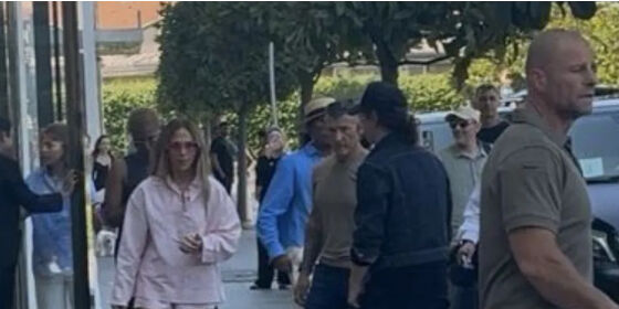 Jennifer Lopez'den İstinye Park'ta alışveriş turu! Tanımadılar, mağazaya almadılar Jennifer Lopez'den İstinye Park'ta alışveriş turu! Tanımadılar, mağazaya almadılar - 1. Resim