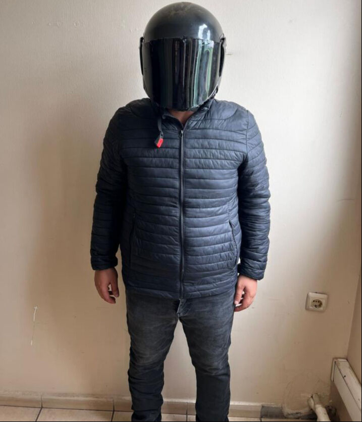 Kavurucu sıcakta kat kat giyinip trafiğe çıktı! Polise yakalandı: Üstünden çıkanlar herkesi şaşırttı - 1. Resim