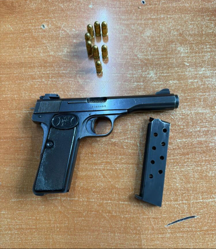 Kavurucu sıcakta kat kat giyinip trafiğe çıktı! Polise yakalandı: Üstünden çıkanlar herkesi şaşırttı - 2. Resim