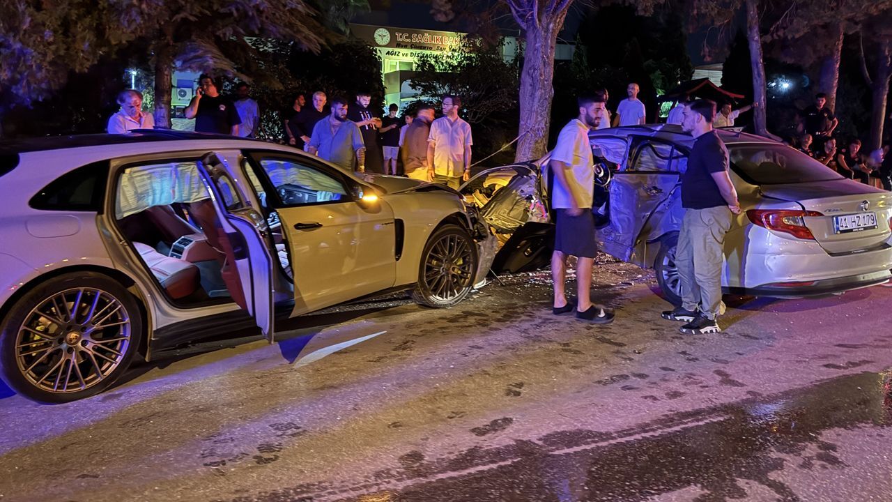Kocaeli&#039;de iki otomobil çarpıştığı kazada can pazarı!