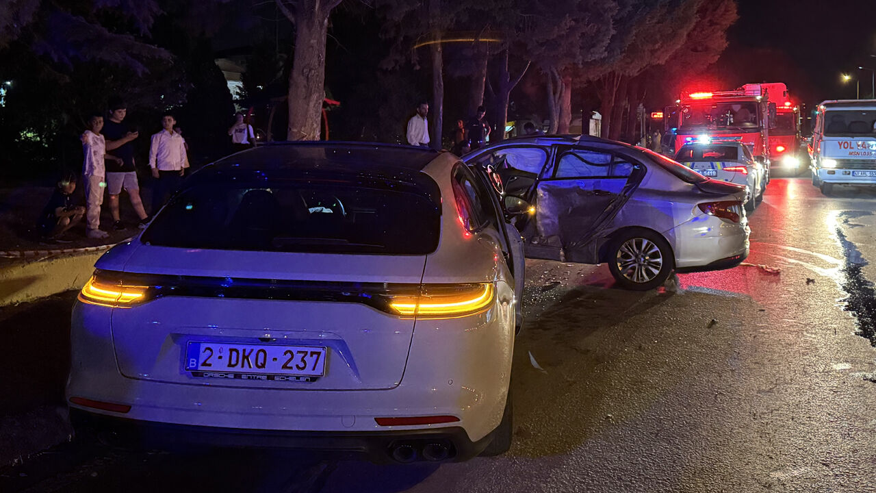 Kocaeli'de iki otomobil çarpıştığı kazada can pazarı! Kocaeli'de iki otomobil çarpıştığı kazada can pazarı! - 1. Resim