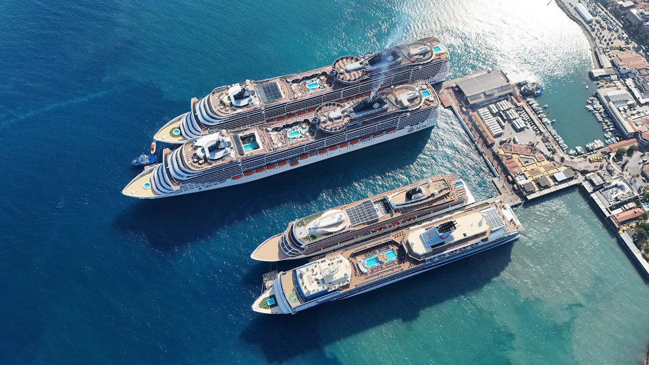 Kuşadası'na 5 kruvaziyer birden yanaştı! Binlerce turist ünlü ilçeye giriş yaptı Kuşadası'na 5 kruvaziyer birden yanaştı! Binlerce turist ünlü ilçeye giriş yaptı - 1. Resim